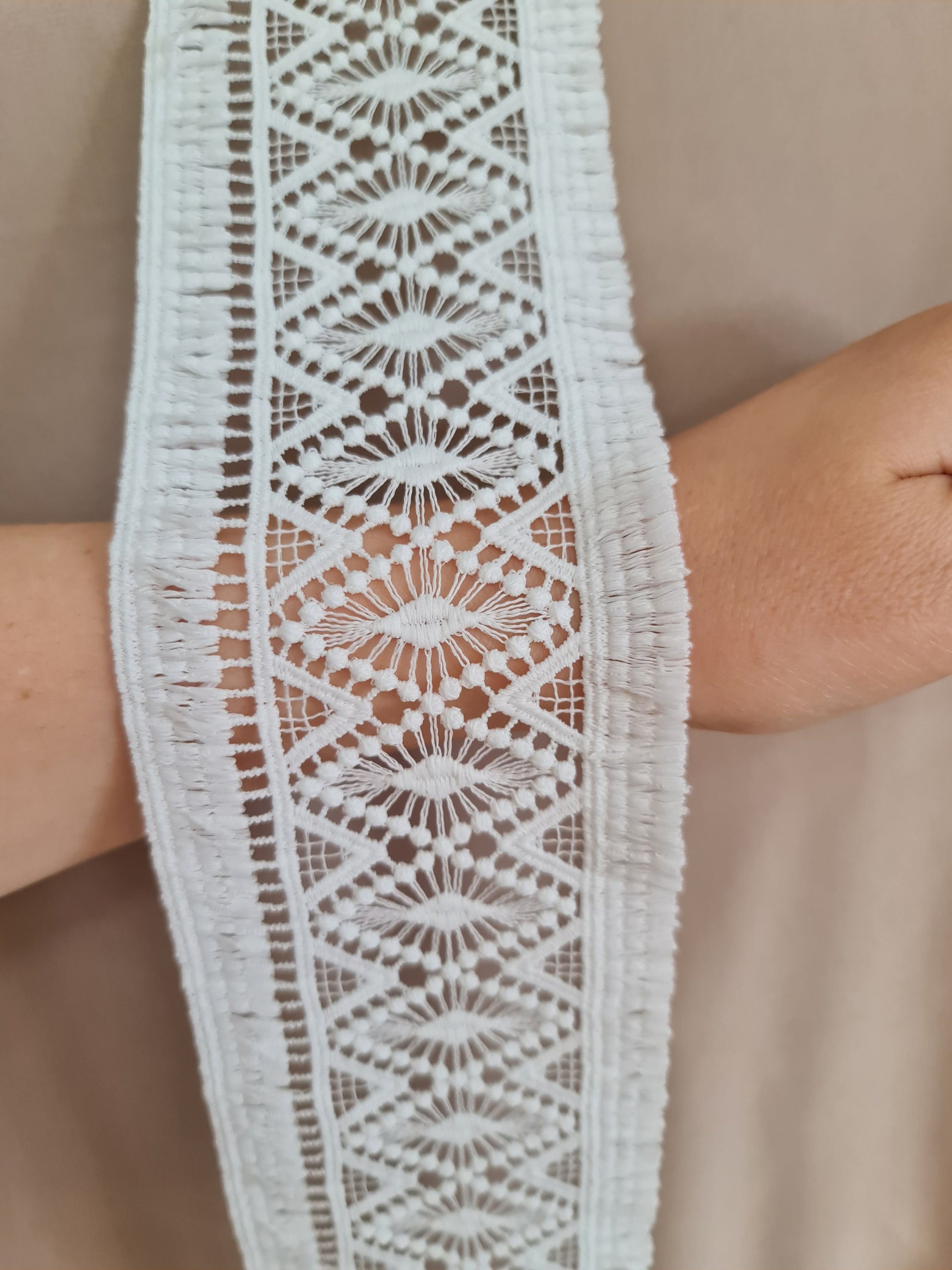 LL-1545, Guipure bridal lace ribbon in off-white with geometrical pattern and fringes, bridal lace trim, boho style, 100cm length, 9cm wide