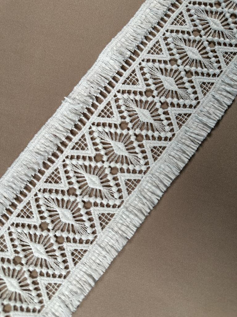 LL-1545, Guipure bridal lace ribbon in off-white with geometrical pattern and fringes, bridal lace trim, boho style, 100cm length, 9cm wide