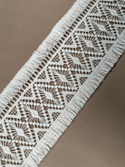LL-1545, Guipure bridal lace ribbon in off-white with geometrical pattern and fringes, bridal lace trim, boho style, 100cm length, 9cm wide