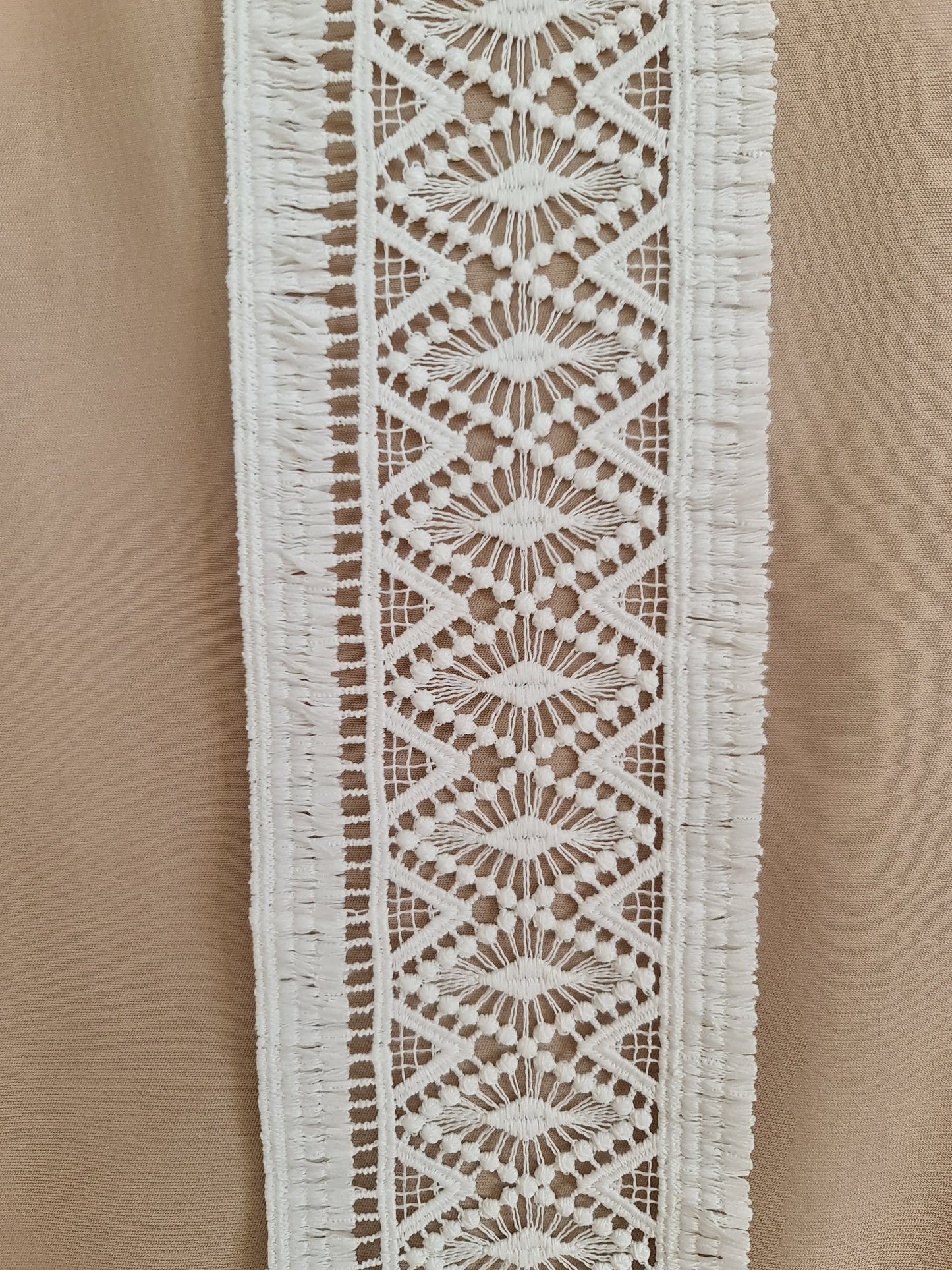 LL-1545, Guipure bridal lace ribbon in off-white with geometrical pattern and fringes, bridal lace trim, boho style, 100cm length, 9cm wide