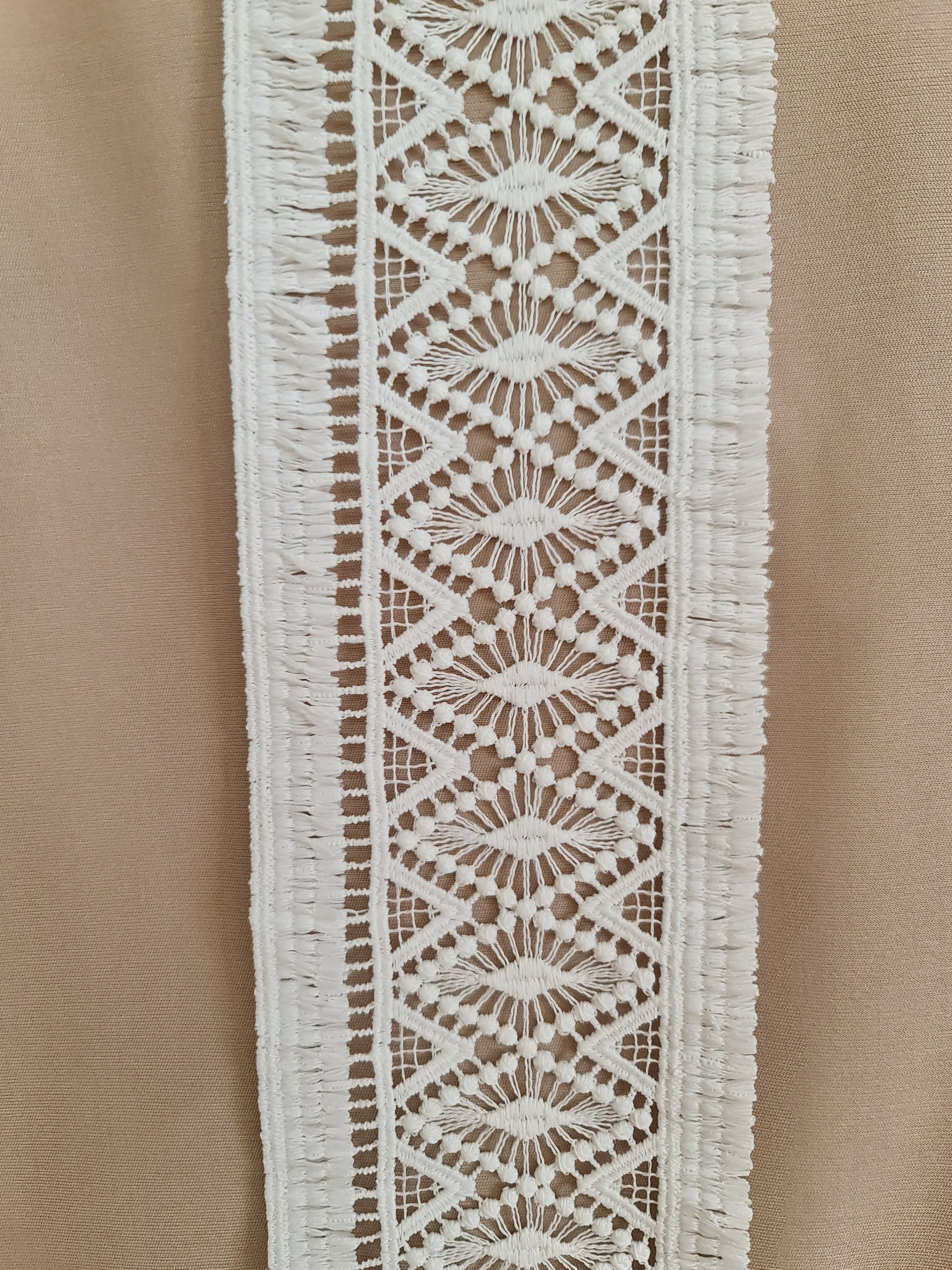 LL-1545, Guipure bridal lace ribbon in off-white with geometrical pattern and fringes, bridal lace trim, boho style, 100cm length, 9cm wide