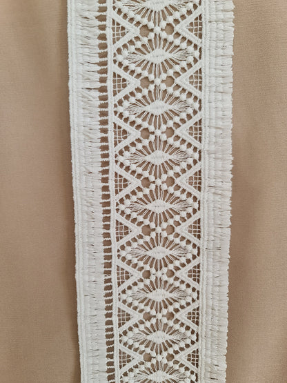 LL-1545, Guipure bridal lace ribbon in off-white with geometrical pattern and fringes, bridal lace trim, boho style, 100cm length, 9cm wide