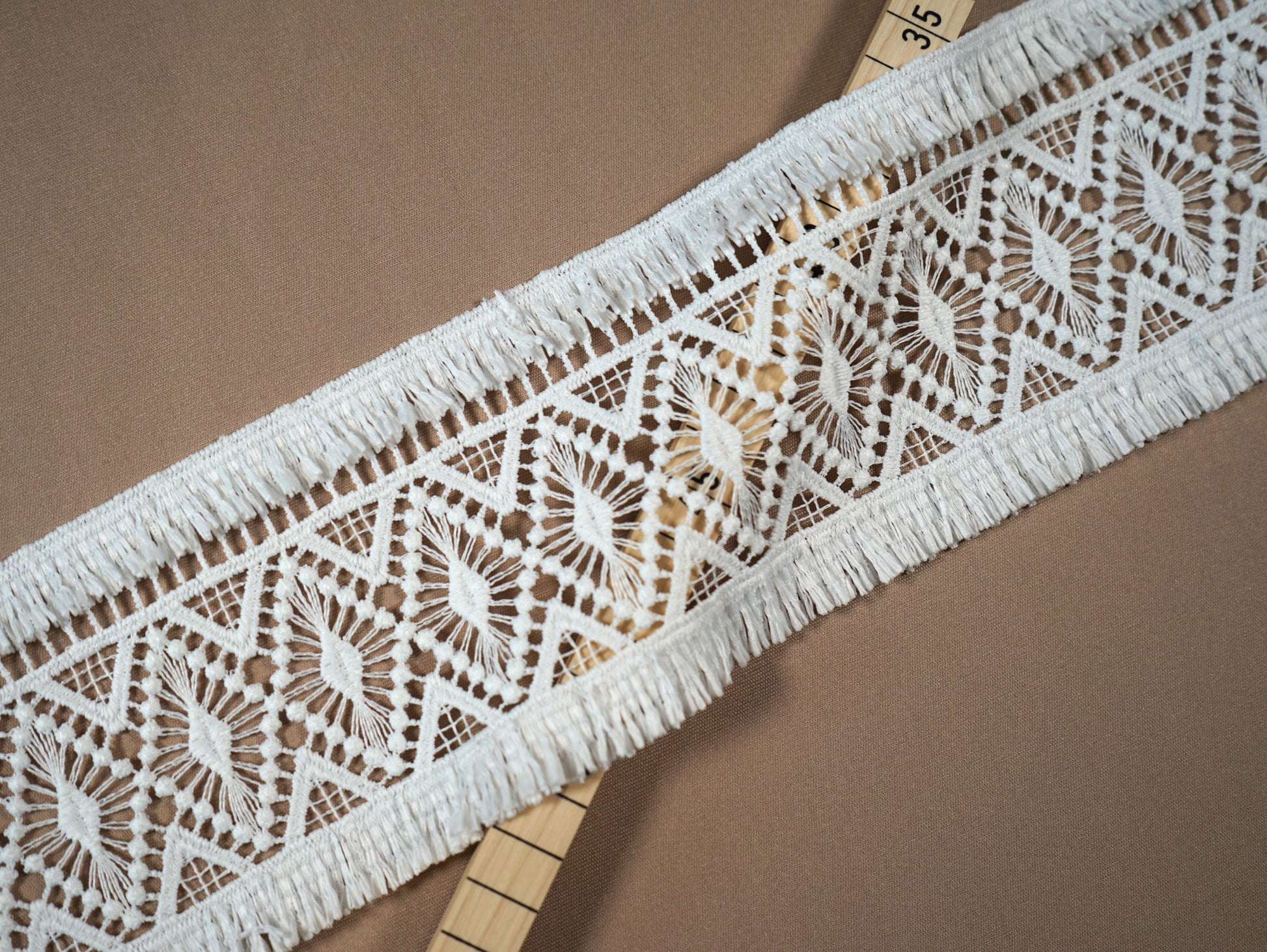 LL-1545, Guipure bridal lace ribbon in off-white with geometrical pattern and fringes, bridal lace trim, boho style, 100cm length, 9cm wide