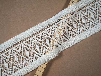 LL-1545, Guipure bridal lace ribbon in off-white with geometrical pattern and fringes, bridal lace trim, boho style, 100cm length, 9cm wide