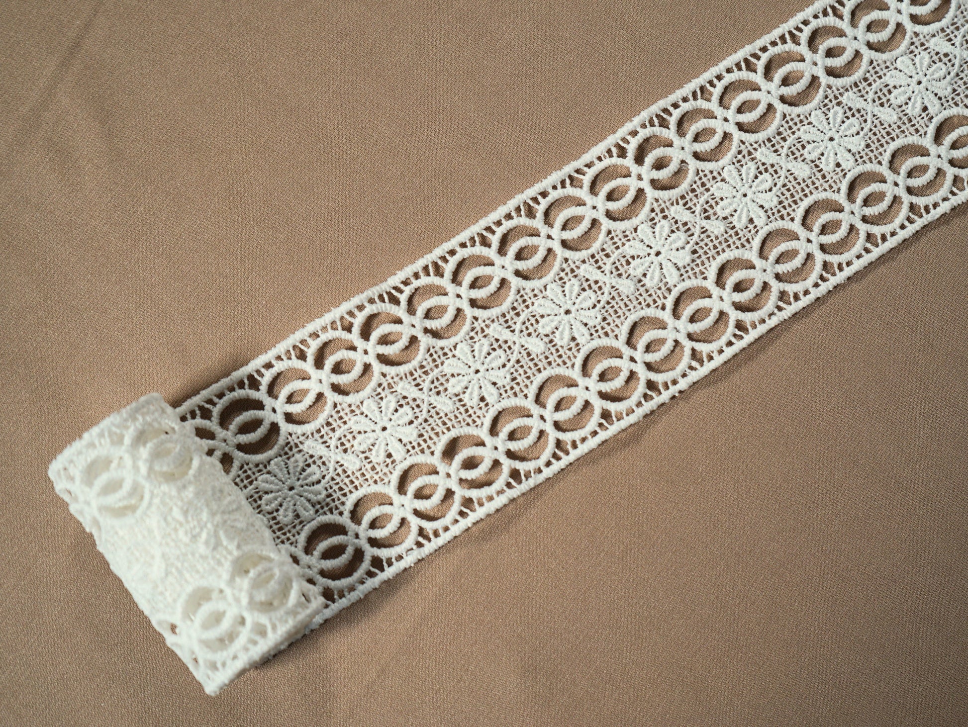 LL-1544, Guipure lace ribbon in off-white, bridal lace trim, Ribbon Lace for bridal or wedding dresses, 100cm length, 6cm wide