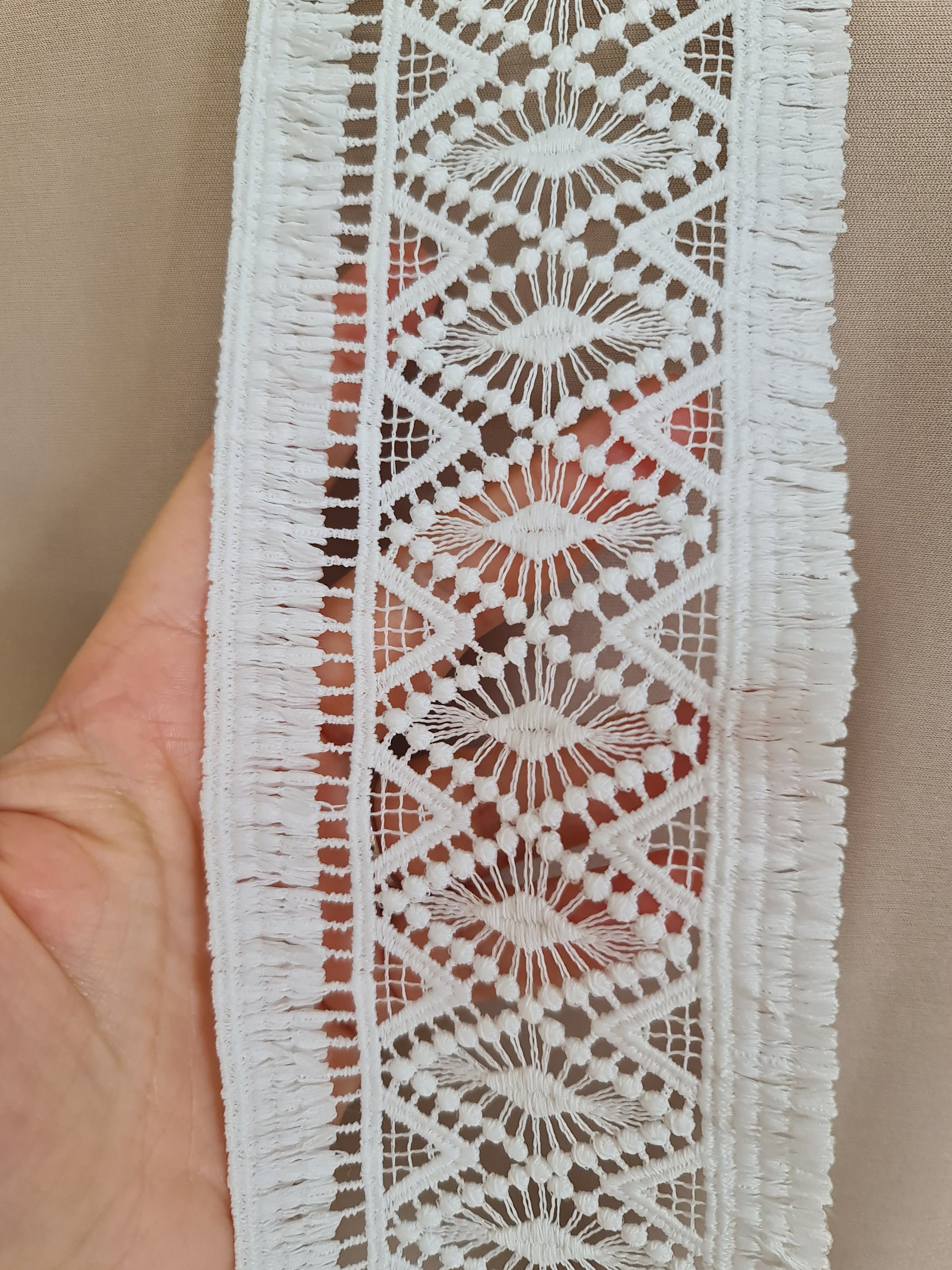 LL-1545, Guipure bridal lace ribbon in off-white with geometrical pattern and fringes, bridal lace trim, boho style, 100cm length, 9cm wide