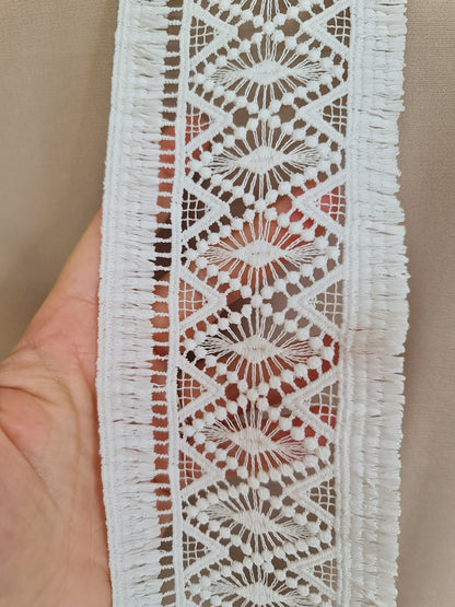 LL-1545, Guipure bridal lace ribbon in off-white with geometrical pattern and fringes, bridal lace trim, boho style, 100cm length, 9cm wide