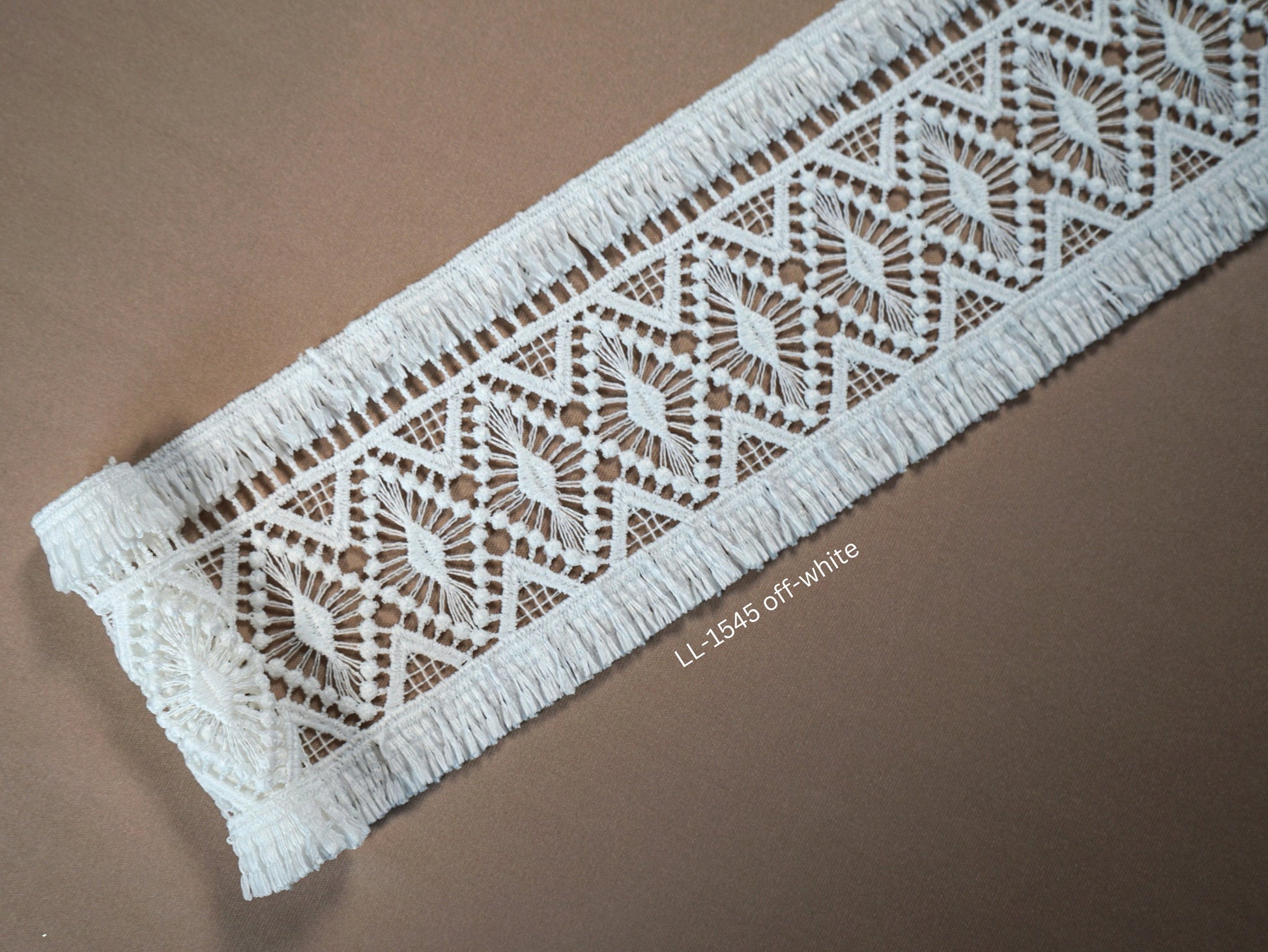 LL-1545, Guipure bridal lace ribbon in off-white with geometrical pattern and fringes, bridal lace trim, boho style, 100cm length, 9cm wide