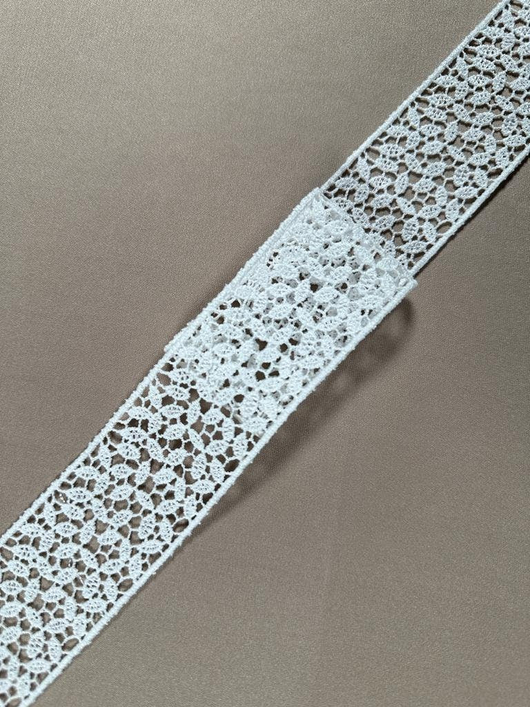 LL-1546, Guipure lace ribbon in off-white, bridal lace trim, Ribbon Lace for bridal or wedding dresses, 100cm length, 4,2cm wide