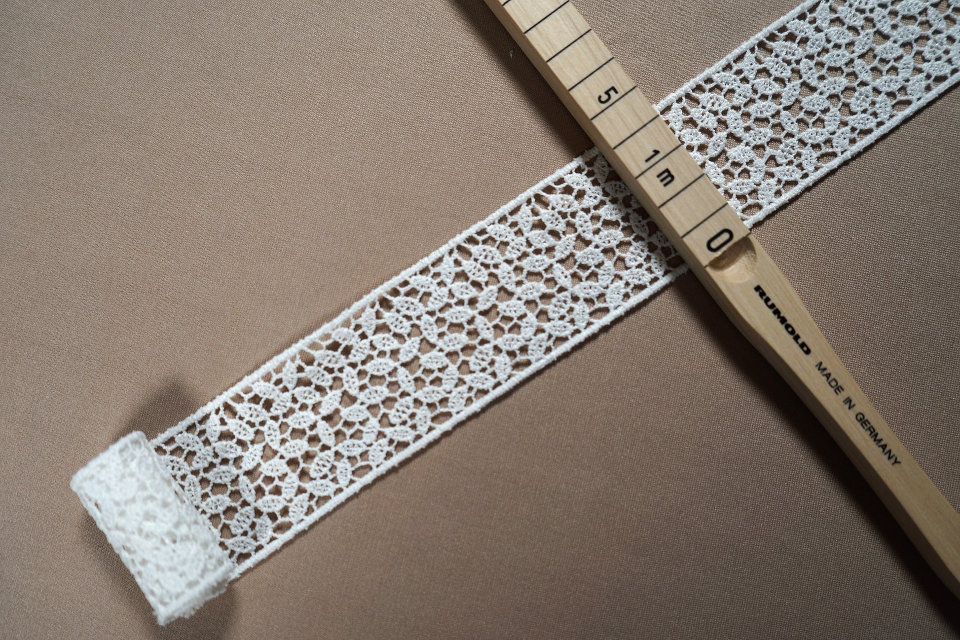 LL-1546, Guipure lace ribbon in off-white, bridal lace trim, Ribbon Lace for bridal or wedding dresses, 100cm length, 4,2cm wide