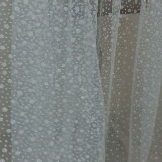 LL-1524, 1,5 Meter breit, weicher Glitter Tüll Stoff mit Blumen in weiß für Brautschleier und Hochzeitskleider