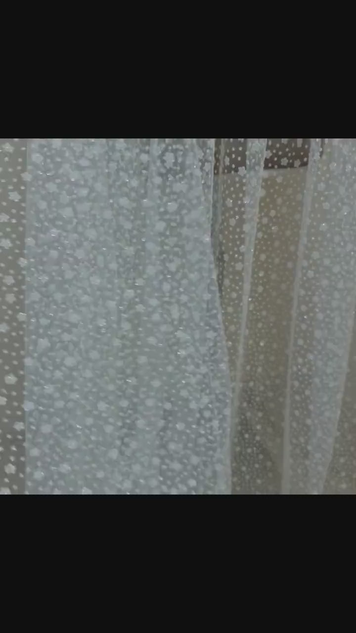 LL-1524, 1,5 Meter breit, weicher Glitter Tüll Stoff mit Blumen in weiß für Brautschleier und Hochzeitskleider