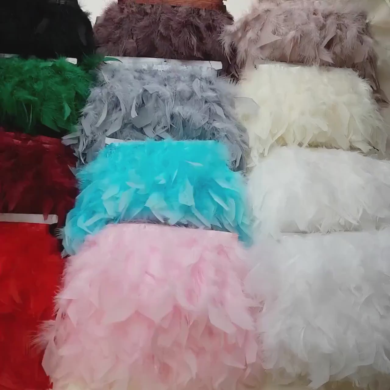 Weiche und fluffige Federn, Federbordüre, Federborte, Federband in mehreren Farben, hohe Qualität